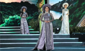 Non nước Sơn Trà lộng lẫy dưới góc nhìn của NTK Việt Hùng