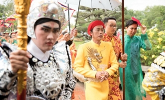 NS Hoài Linh nói gì khi bị khán giả nhắc nhẹ đừng ăn chặn Nhà thờ Tổ?