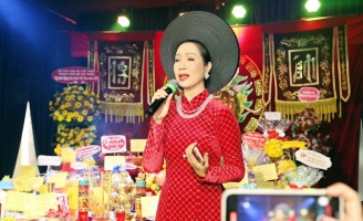 NSND Trịnh Kim Chi khóc khi hướng về miền Bắc trong ngày cúng Tổ nghề Sân khấu