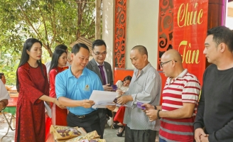 NSND Trịnh Kim Chi mang Tết sớm cho nghệ sĩ khó khăn