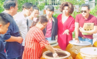 Mỹ Uyên, Hoàng Mập, Lộ Lộ, Hà Trí Quang, La Kim Quyền trải nghiệm làm nước mắm truyền thống