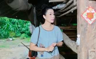 NSƯT Trịnh Kim Chi kêu gọi  xây nhà cho cô bé đáng thương ở cạnh chuồng bò
