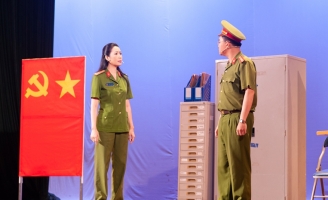 NSƯT Trịnh Kim Chi nhận Huy chương Vàng trong vai diễn Chiến Sĩ Công An Nhân Dân