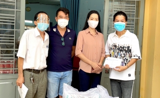 NSƯT Trịnh Kim Chi trao 180 phần quà cho công nhân hậu đài trong mùa dịch