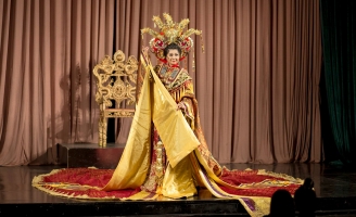 NSƯT Tú Sương đầy uy quyền trong bộ Quốc phục của NTK Lê Long Dũng