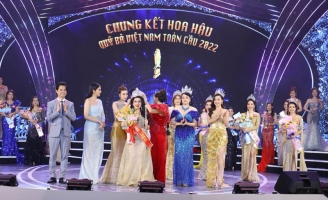 NTK Tommy Nguyễn sử dụng hoa tươi nhập khẩu trong BST ‘’Thiên đường giấc mơ’’