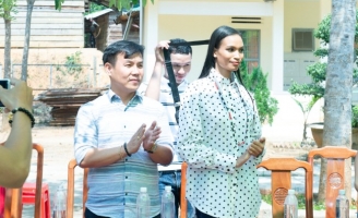 NTK Việt Hùng cùng H’ Ăng Niê trao quà cho trẻ em nghèo Tây Nguyên