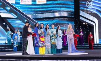 NTK Việt Hùng gửi ký ức tuổi thơ về Mẹ vào BST “Sóng”