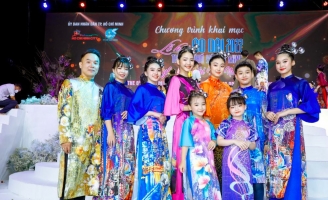 NTK Việt Hùng họa “Dấu xưa” vào Áo dài