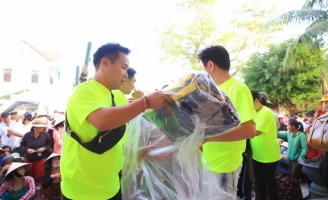 NTK Việt Hùng, MC Quỳnh Hoa, Ca sĩ Quốc Đại mang gần 1 tỷ tặng người dân miền Trung