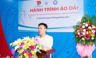NTK Việt Hùng và Người đẹp Đặng Hoàng Tâm Như mang Áo dài tặng các cô giáo Đà Nẵng