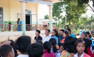 NTK Việt Hùng và người đẹp H’ Ăng Niê nặng lòng cùng trẻ em Tây Nguyên