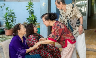 “Ông ba bắt rắn” cùng vợ xúc động khi mang Tết về với các đồng nghiệp xưa