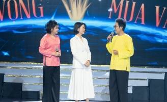 Phạm Bích Phượng đem mô hình ống hút bột gạo đến gần hơn với người tiêu dùng