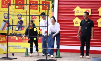 Phản ứng MC Quyền Linh khi được Hương Giang đề nghị thực hiện của thách chương trình Mái ấm gia đình