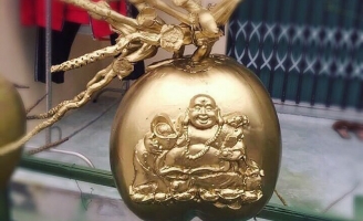 'Phật Di Lặc' hiện hình trên quả dừa, vàng rực giữa mùa Tết này