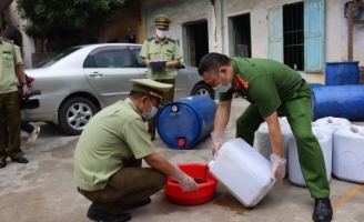 Phát hiện 1.500 lít mỡ gà bẩn đang tuồn ra thị trường