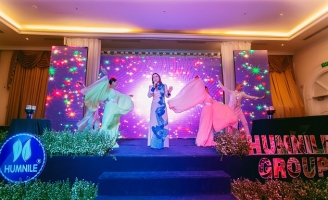 Phi Nhung và hai con nuôi tham dự Đêm vinh danh của mỹ phẩm Humnile