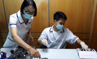 Phía sau 4 tờ kết quả xét nghiệm ADN của cô gái trẻ