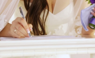 Phụ nữ Việt 'sốc' vì hợp đồng hôn nhân chồng Tây: Yêu lãng mạn, cưới rạch ròi