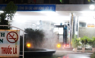 Quân đội huy động xe đặc chủng khử trùng 2 bệnh viện ở Đà Nẵng trong đêm