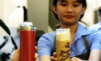 Quán trà sữa bất ngờ khi thấy khách vô mang theo bình, ống hút