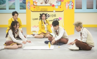 Quang Hùng MasterD, Lê Đức té “sấp mặt” khi múa lân mừng năm học mới