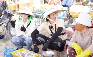 Quốc Khánh - Duy Khánh vào tận lớp học để bán nước mía