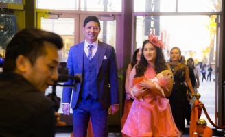 Ra mắt phim “Sám Hối”: Angelina Raja nổi bần bật với cây hồng, bế cún cưng lên thảm đỏ 