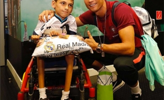 Ronaldo gây bất ngờ cho CĐV nhí khuyết tật