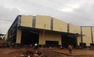 Sập tường nhà máy, 2 công nhân tử vong