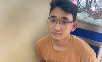 Sau khi xách búa cướp tiệm vàng ở TPHCM, nghi phạm vẫn ung dung ngồi chơi game