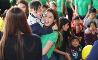 Sau thời gian nghỉ ngơi, thí sinh hoa hậu tiếp tục những chuyến từ thiện