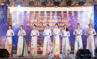 Siêu mẫu My Lê diện Áo dài Việt Hùng, lộng lẫy đón chào năm mới