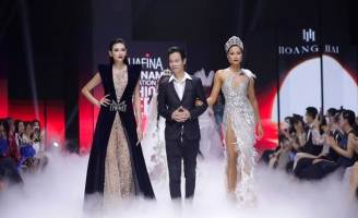 Siêu mẫu Võ Hoàng Yến diễn vedette cho BST mới của NTK Hoàng Hải tại Vietnam International Fashion
