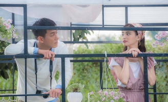 Song Luân lãng mạn cõng hotgirl lai Pháp đi giữa vườn hoa