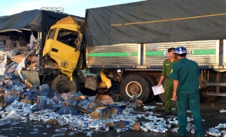 Tài xế 26 tuổi tử vong khi đâm vào đuôi xe tải nổ lốp giữa đường