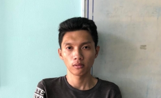 Tài xế GrabBike cướp giật điện thoại của người mẹ bồng con nhỏ ở Sài Gòn khai gì?