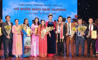 Tân Hoa hậu Võ Nhật Phượng sánh đôi cùng Nam vương Huy Hoàng tại chương trình “Vì biển đảo quê hương