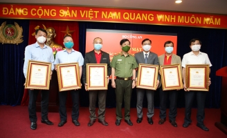 Tập đoàn Geleximco và ABBANK tặng tuyến đầu 4 xe cứu thương chuyên chở bệnh nhân Covid-19