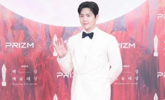 Thảm đỏ Baeksang 2024: Dàn sao nam lịch lãm trong suit 