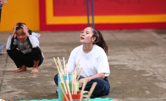 Thanh Thúy tự lái xe, đồ đạc lỉnh kỉnh đưa con trai út cùng đi quay show thiện nguyện