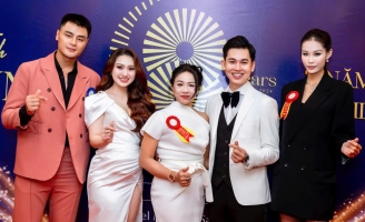 Thầy trò CEO Lê Phạm gây chú ý khi tham dự sự kiện