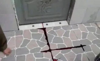 Thấy vệt máu chảy ra từ phòng trọ đã đông đặc, hàng xóm phá cửa vào trong