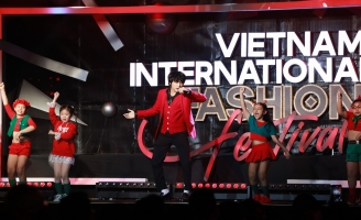 Thiên Khôi vừa hát vừa diễn catwalk trong Lễ hội thời trang quốc tế 2020