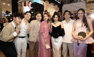 Thu Trang diện áo dài dịu dàng, một mình đi xem phim vẫn chiếm spotlight