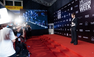 Thùy Anh lên đồ chất lừ xem show thời trang 