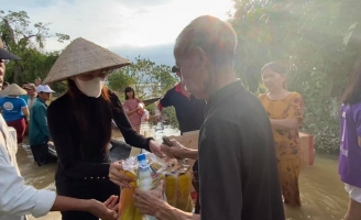 Thuỷ Tiên đã kêu gọi được 22 tỷ đồng sau 2 ngày, cảnh thân mảnh mai lội nước cứu trợ bà con miền Tru