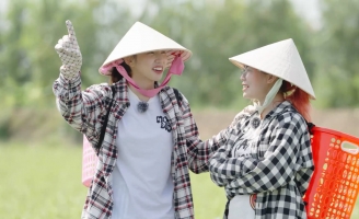 Thùy Tiên, Đức Phúc, Misthy lội ruộng sen, lao động lam lũ kiếm 50 ngàn đồng 