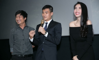 Thủy Tiên không giấu được hạnh phúc trong ngày ra mắt MV tặng Công Vinh